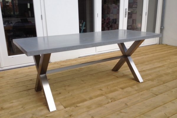 betonnen tafelblad met rvs frame